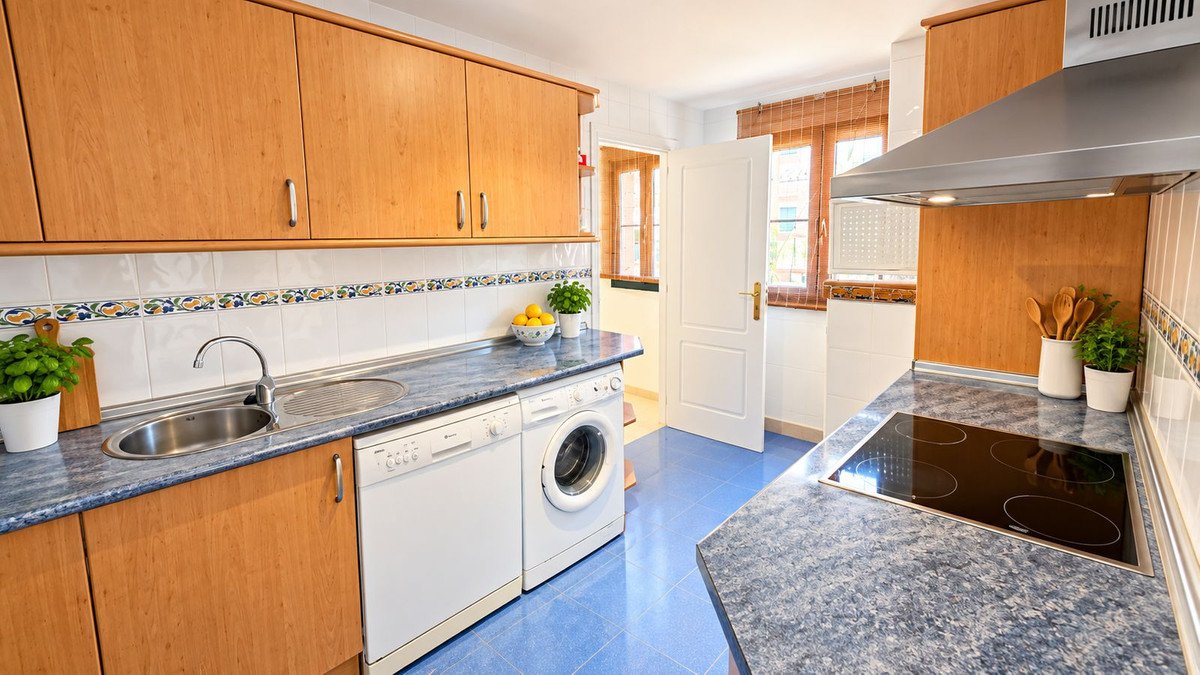 3 Bed Middle Floor Apartment in Estepona