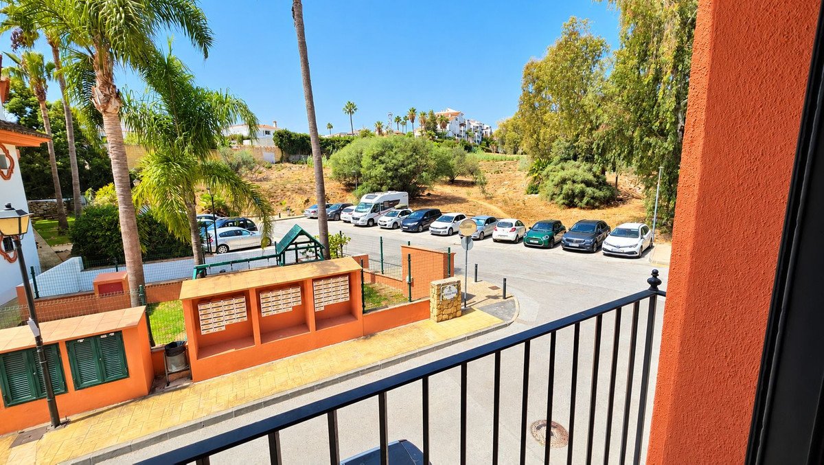 3 Bed Middle Floor Apartment in Estepona