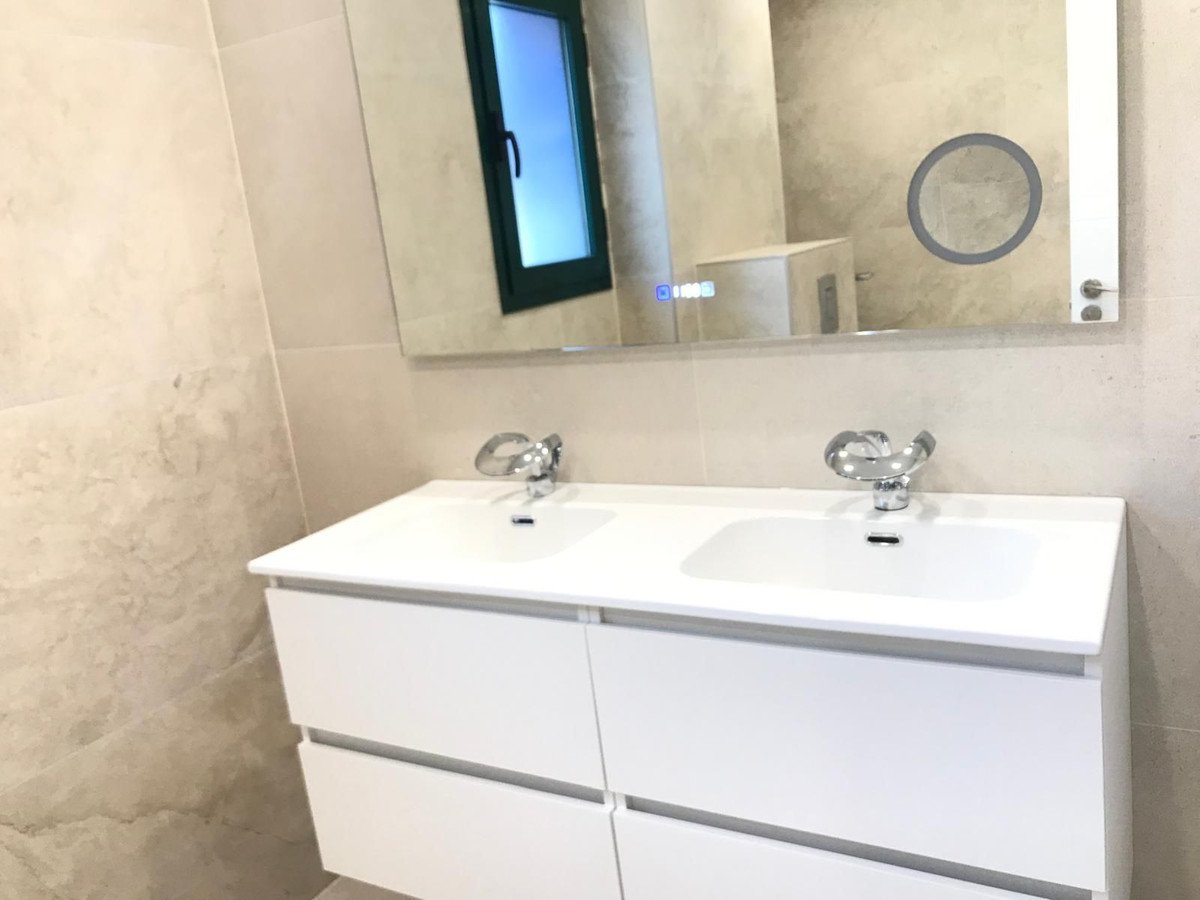 4 Bed Middle Floor Apartment in San Pedro de Alcántara