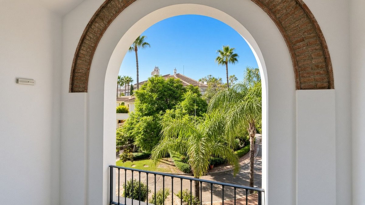 2 Bed Penthouse in Nueva Andalucía