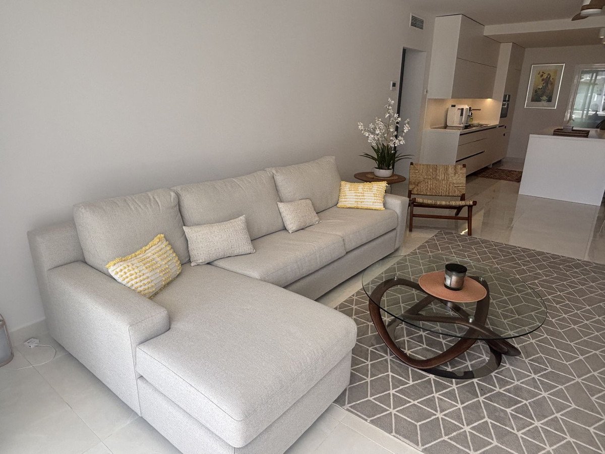 2 Bed Middle Floor Apartment in Estepona
