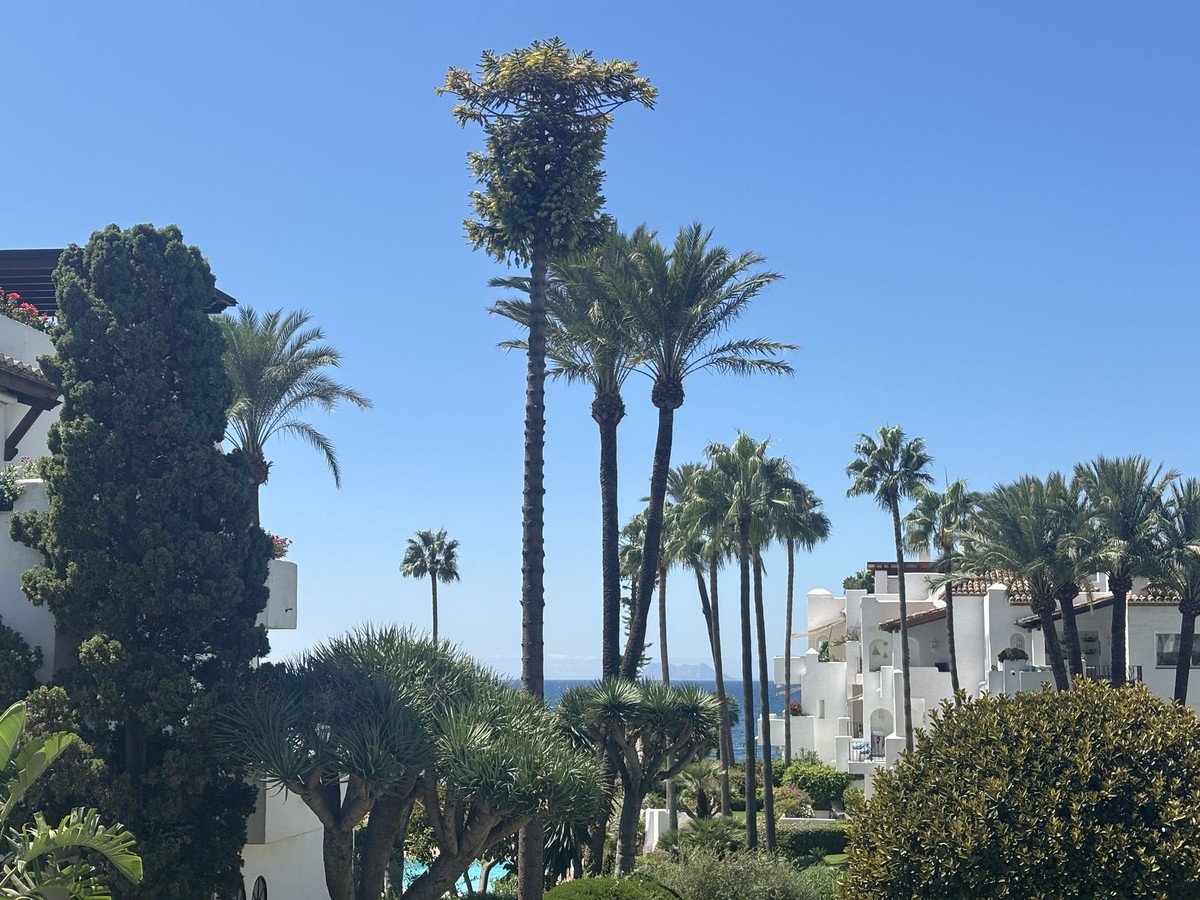 2 Bed Middle Floor Apartment in Estepona