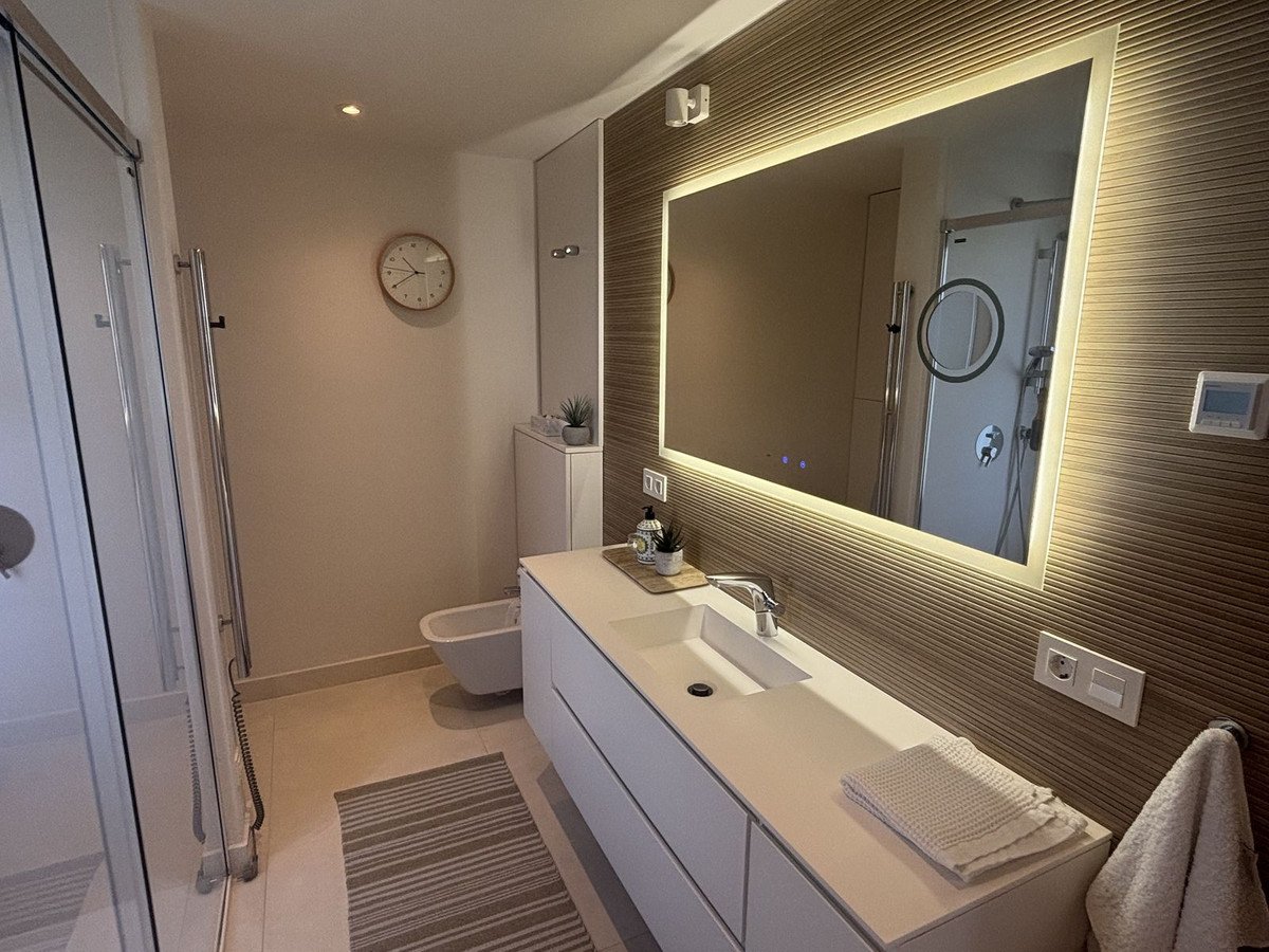 2 Bed Middle Floor Apartment in Estepona
