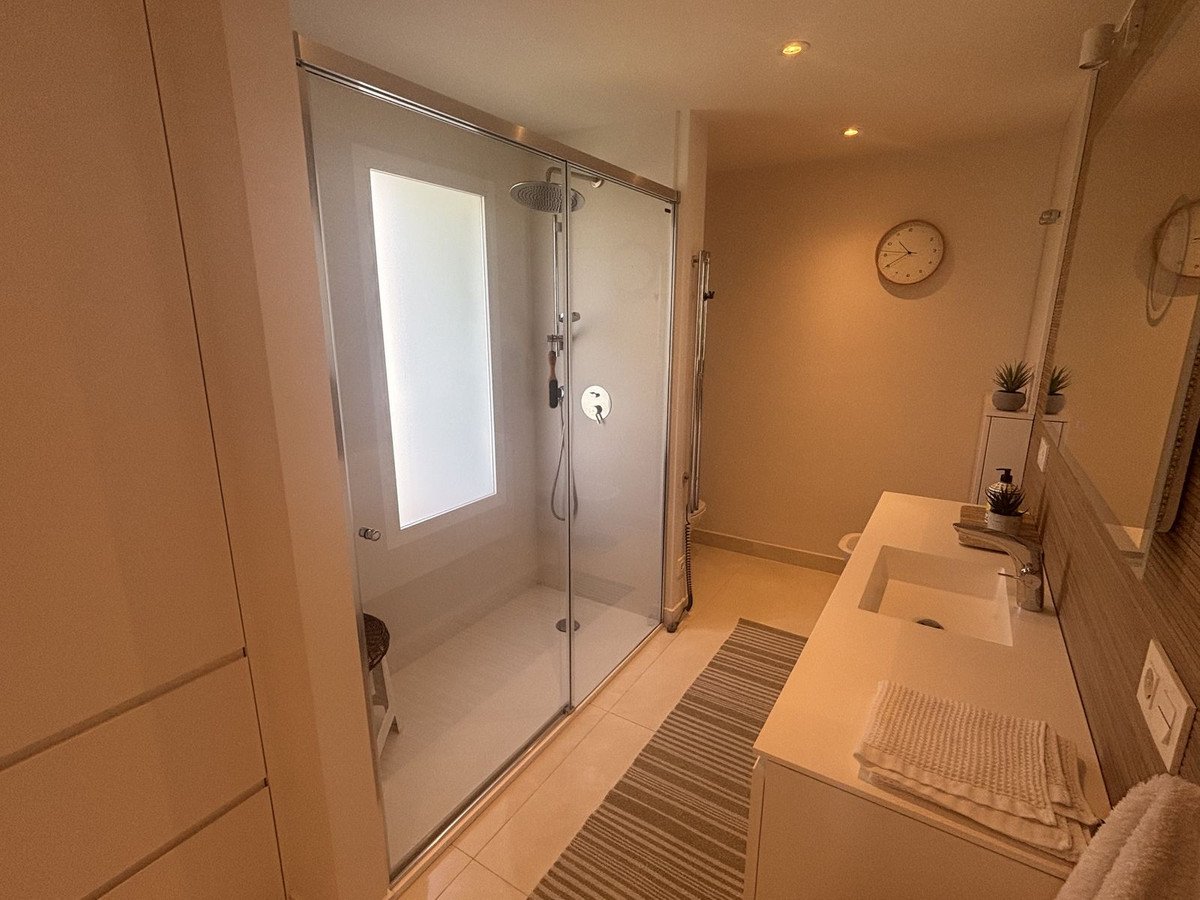 2 Bed Middle Floor Apartment in Estepona