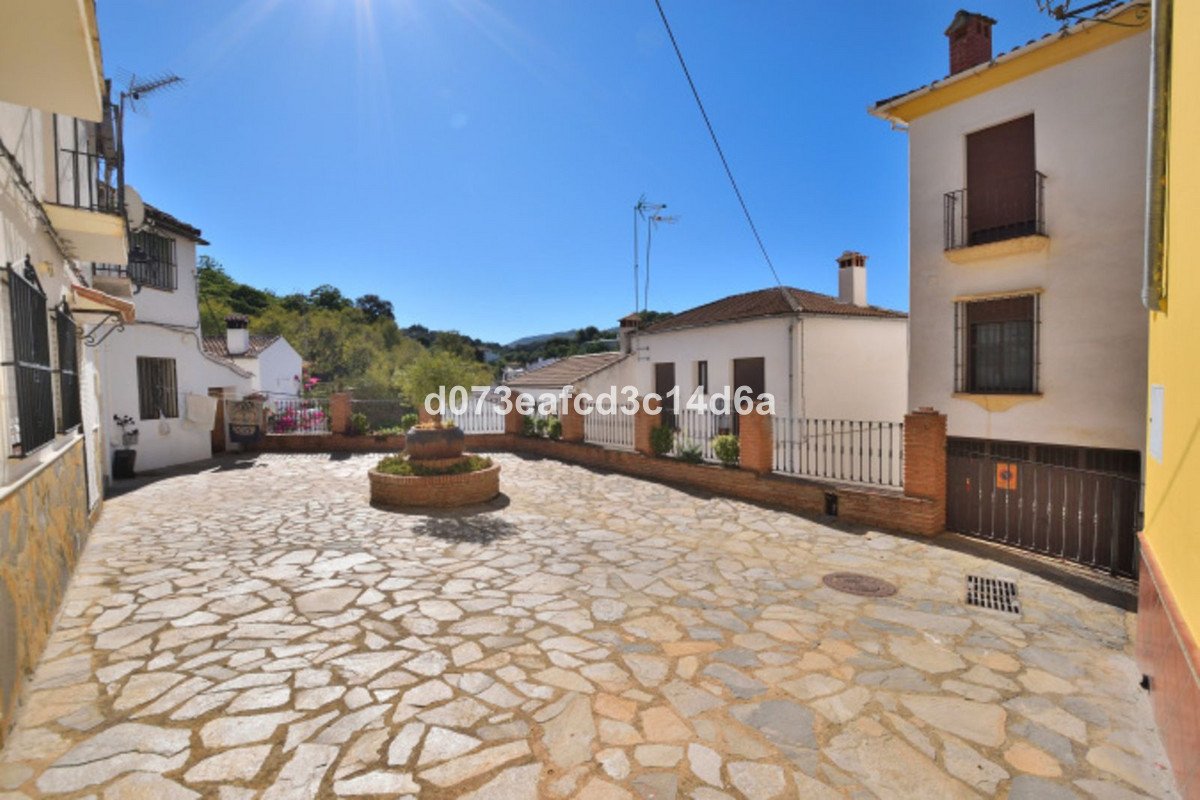 4 Bed Townhouse in Faraján