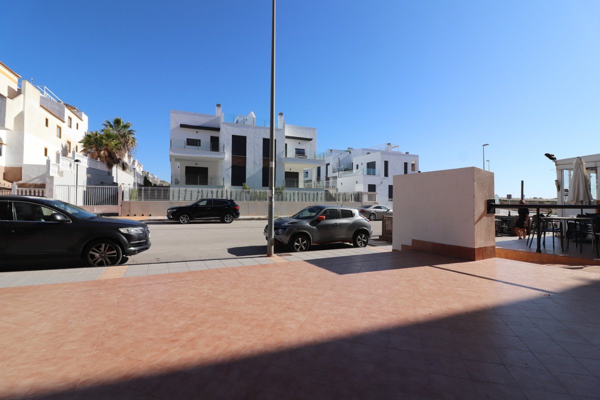 Commercial in Los Montesinos
