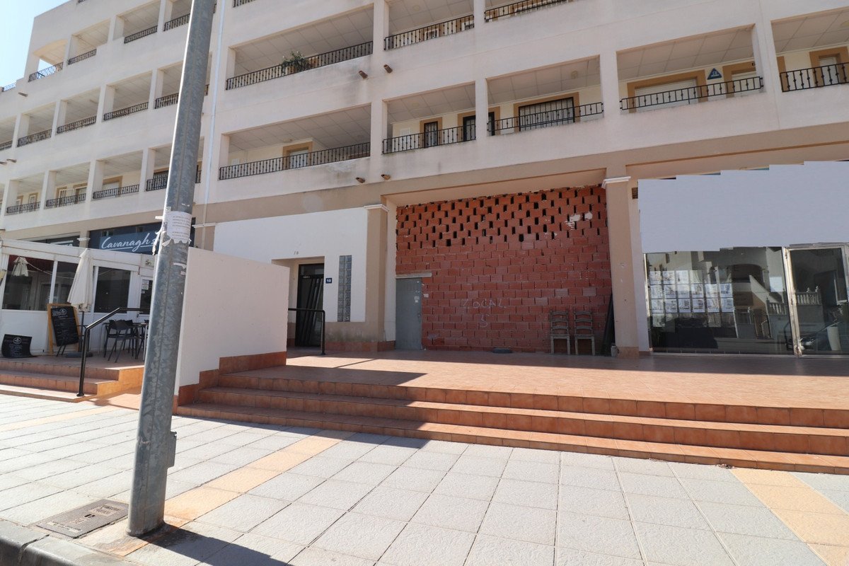 Commercial in Los Montesinos