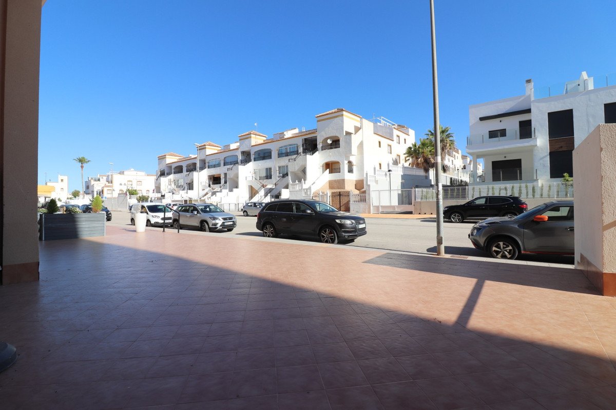 Commercial in Los Montesinos