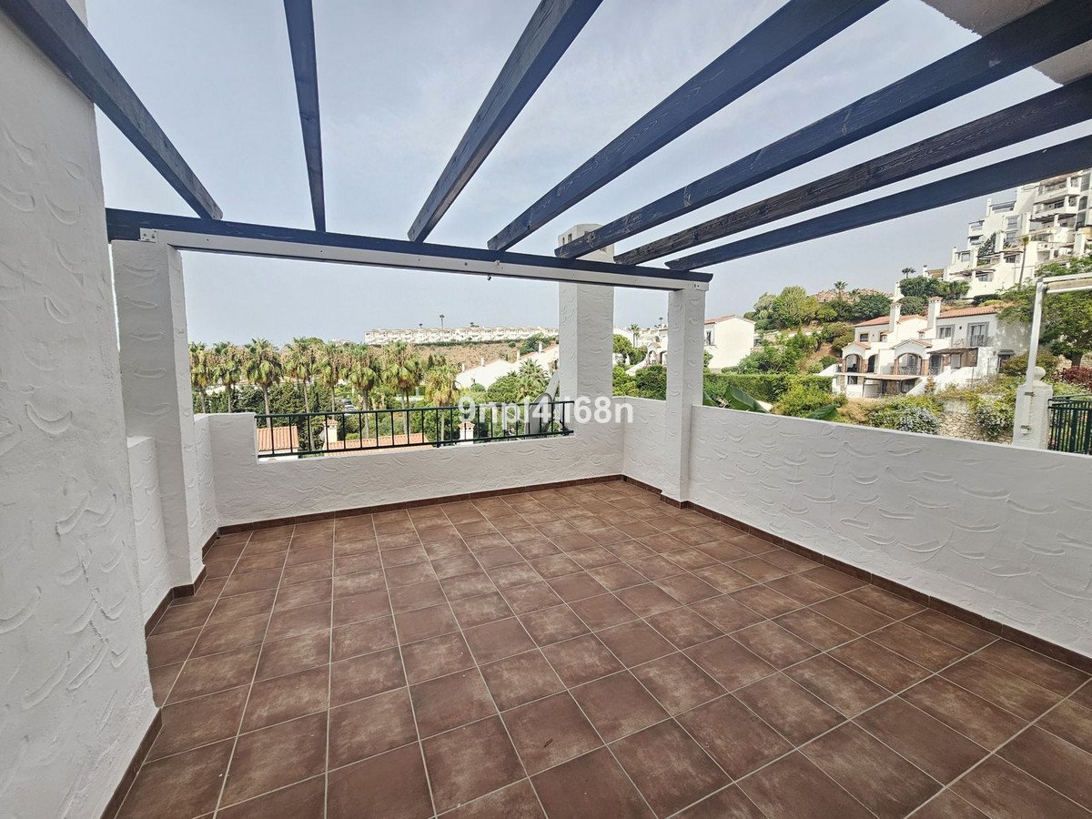 2 Bed Middle Floor Apartment in Calahonda