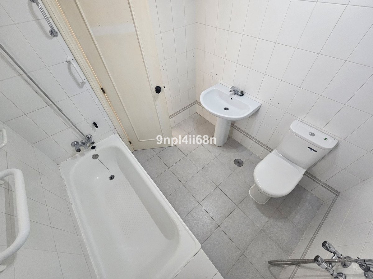 2 Bed Middle Floor Apartment in Calahonda