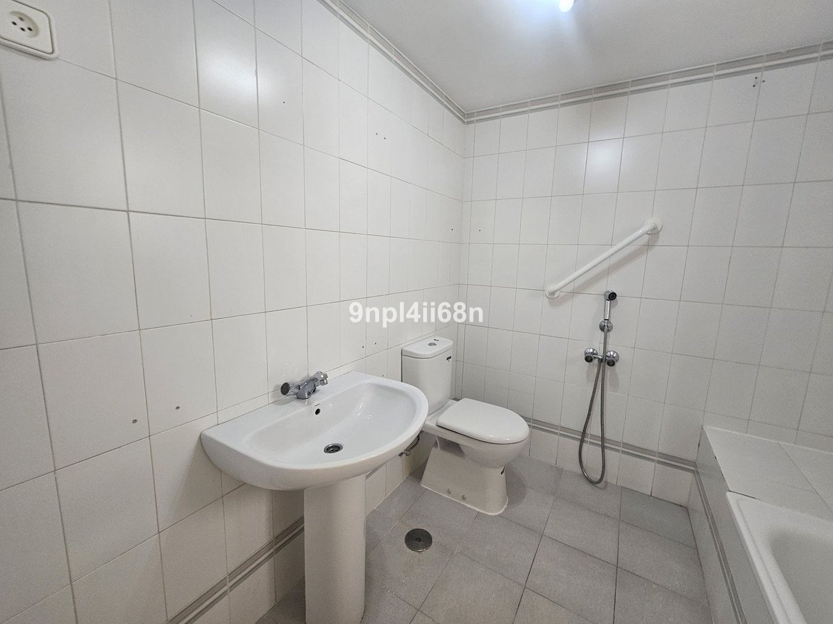2 Bed Middle Floor Apartment in Calahonda