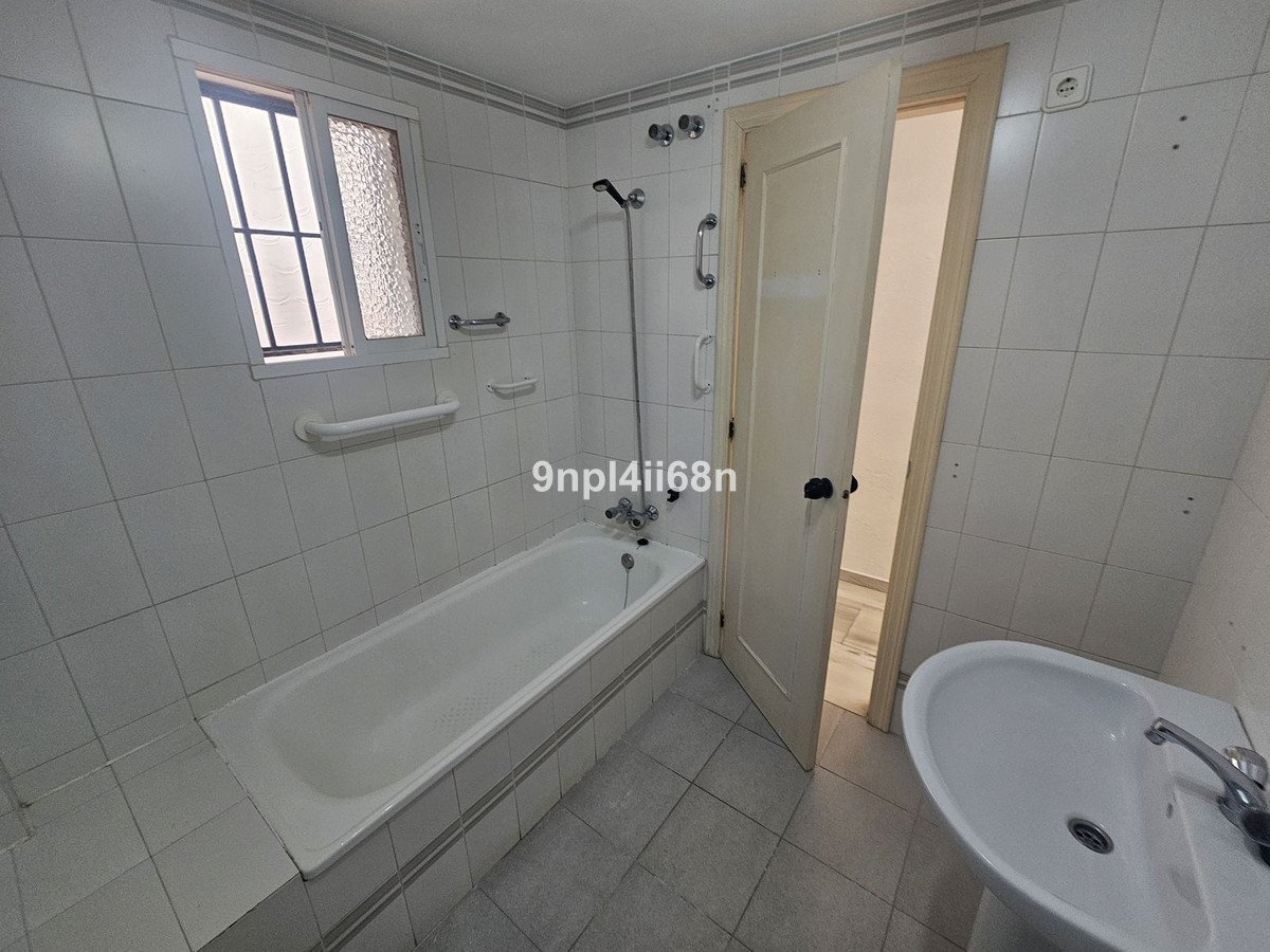 2 Bed Middle Floor Apartment in Calahonda