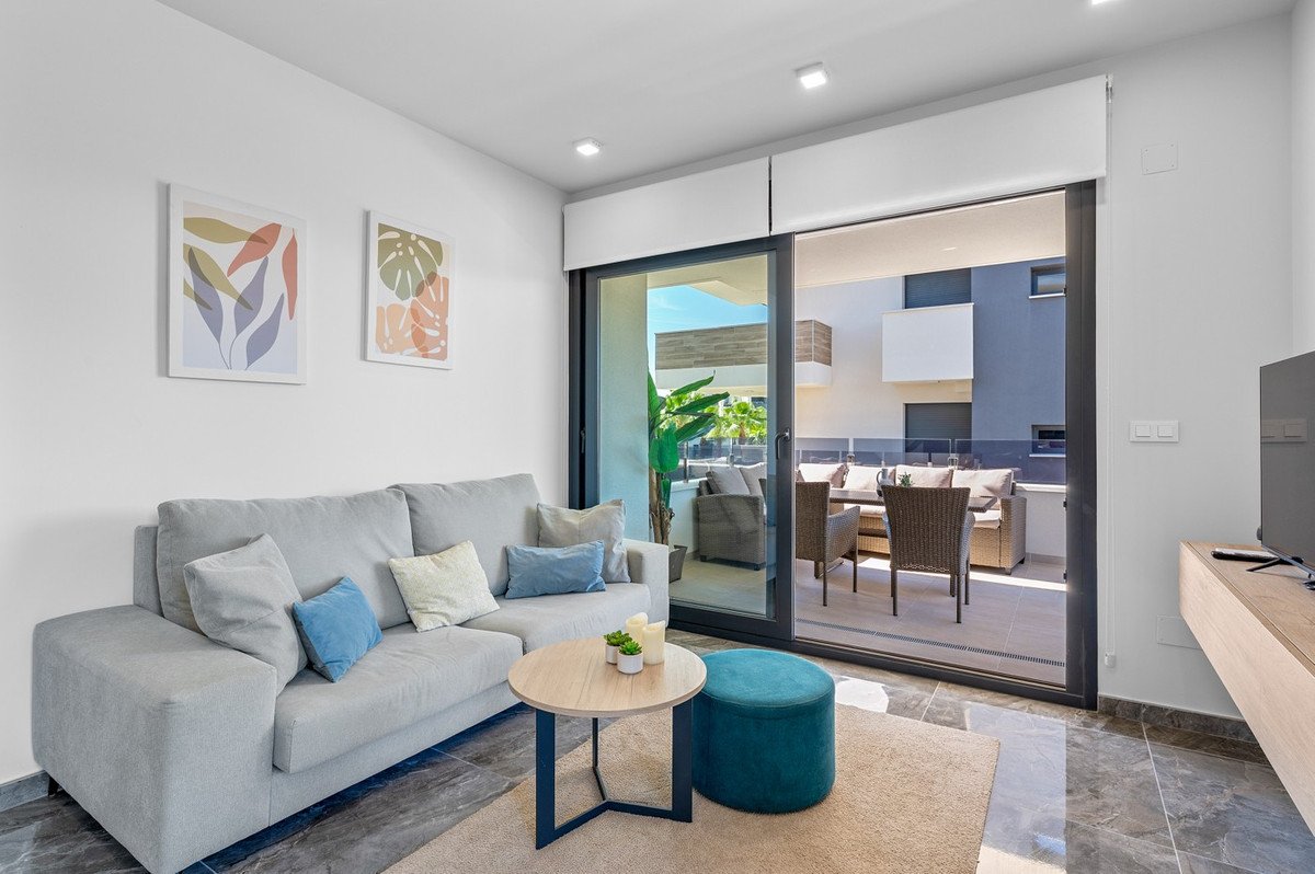 2 Bed Middle Floor Apartment in Los Altos