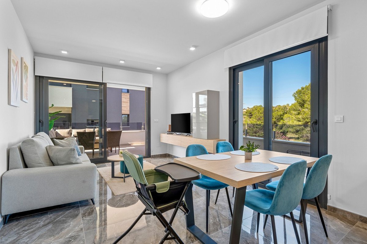 2 Bed Middle Floor Apartment in Los Altos