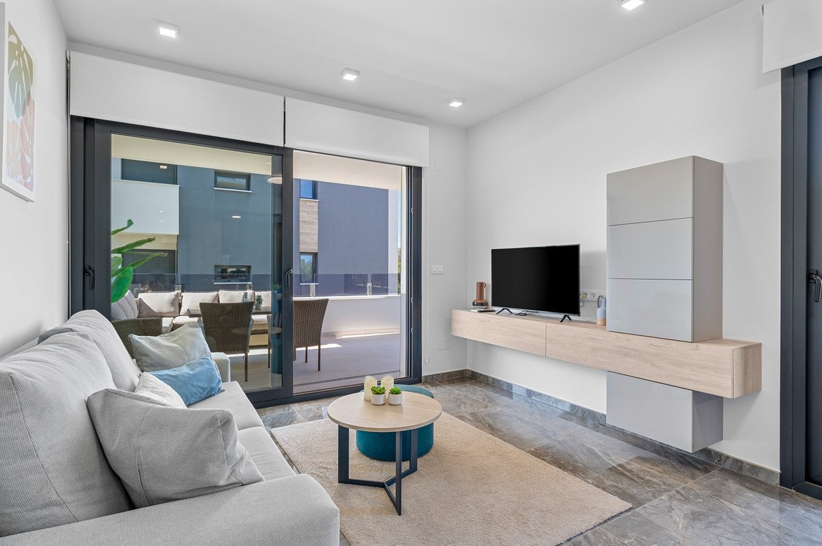 2 Bed Middle Floor Apartment in Los Altos