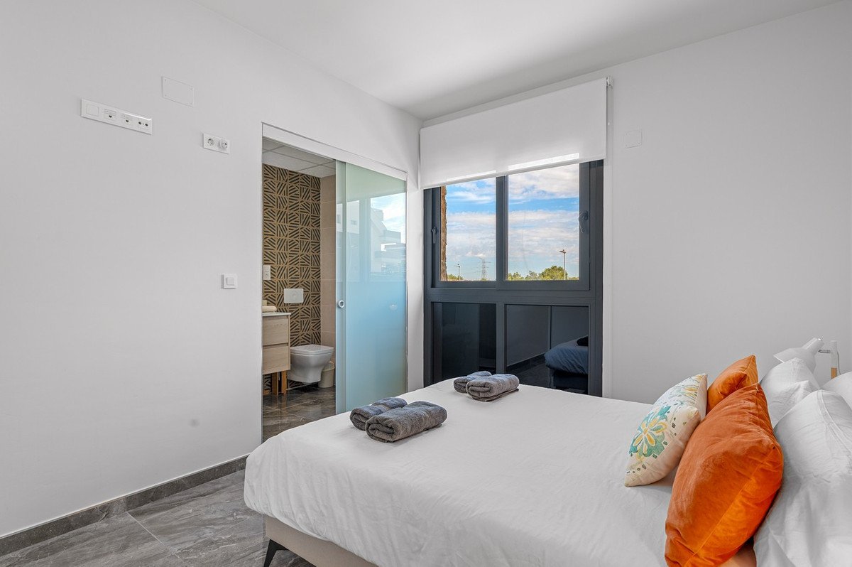 2 Bed Middle Floor Apartment in Los Altos