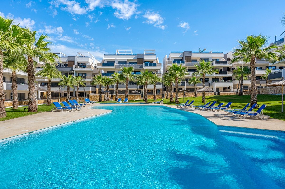 2 Bed Middle Floor Apartment in Los Altos
