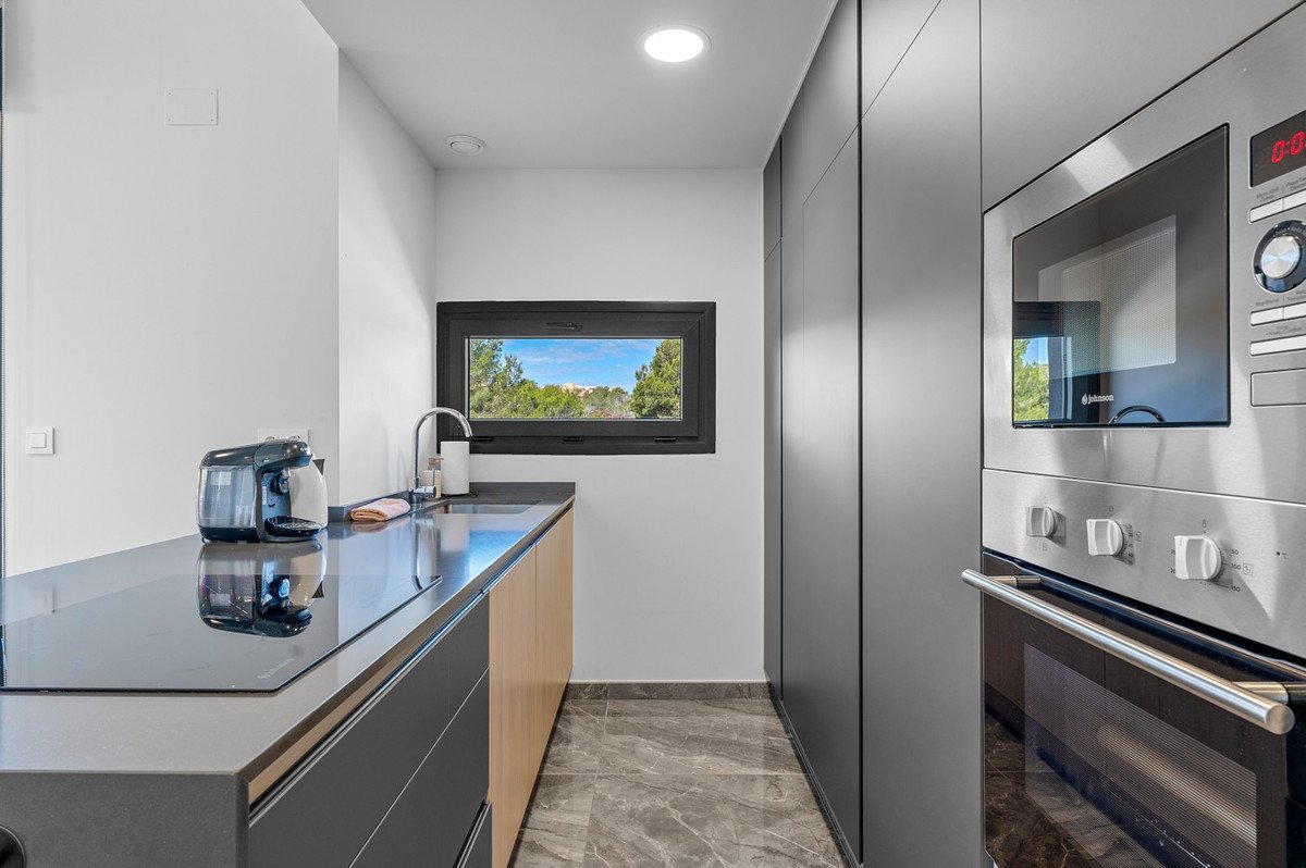 2 Bed Middle Floor Apartment in Los Altos