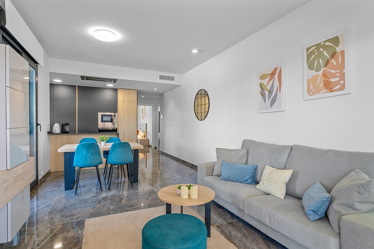2 Bed Middle Floor Apartment in Los Altos