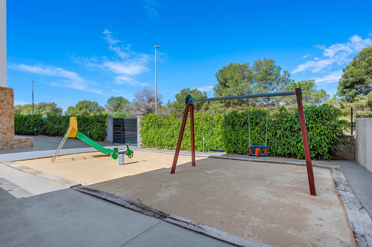 2 Bed Middle Floor Apartment in Los Altos
