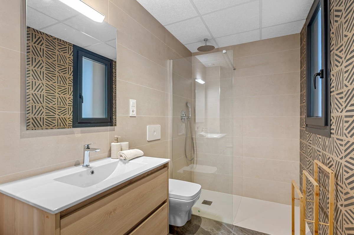 2 Bed Middle Floor Apartment in Los Altos