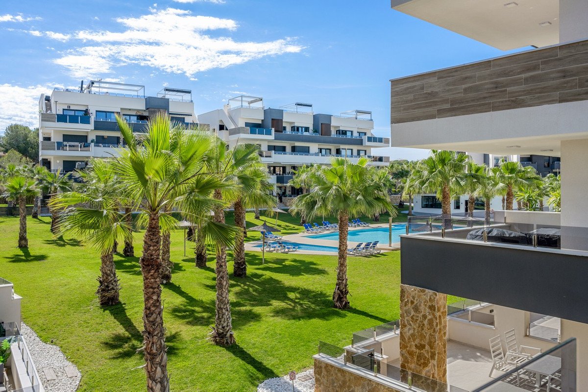 2 Bed Middle Floor Apartment in Los Altos