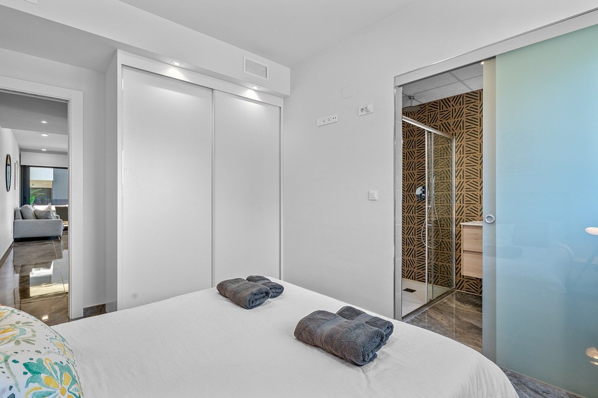 2 Bed Middle Floor Apartment in Los Altos