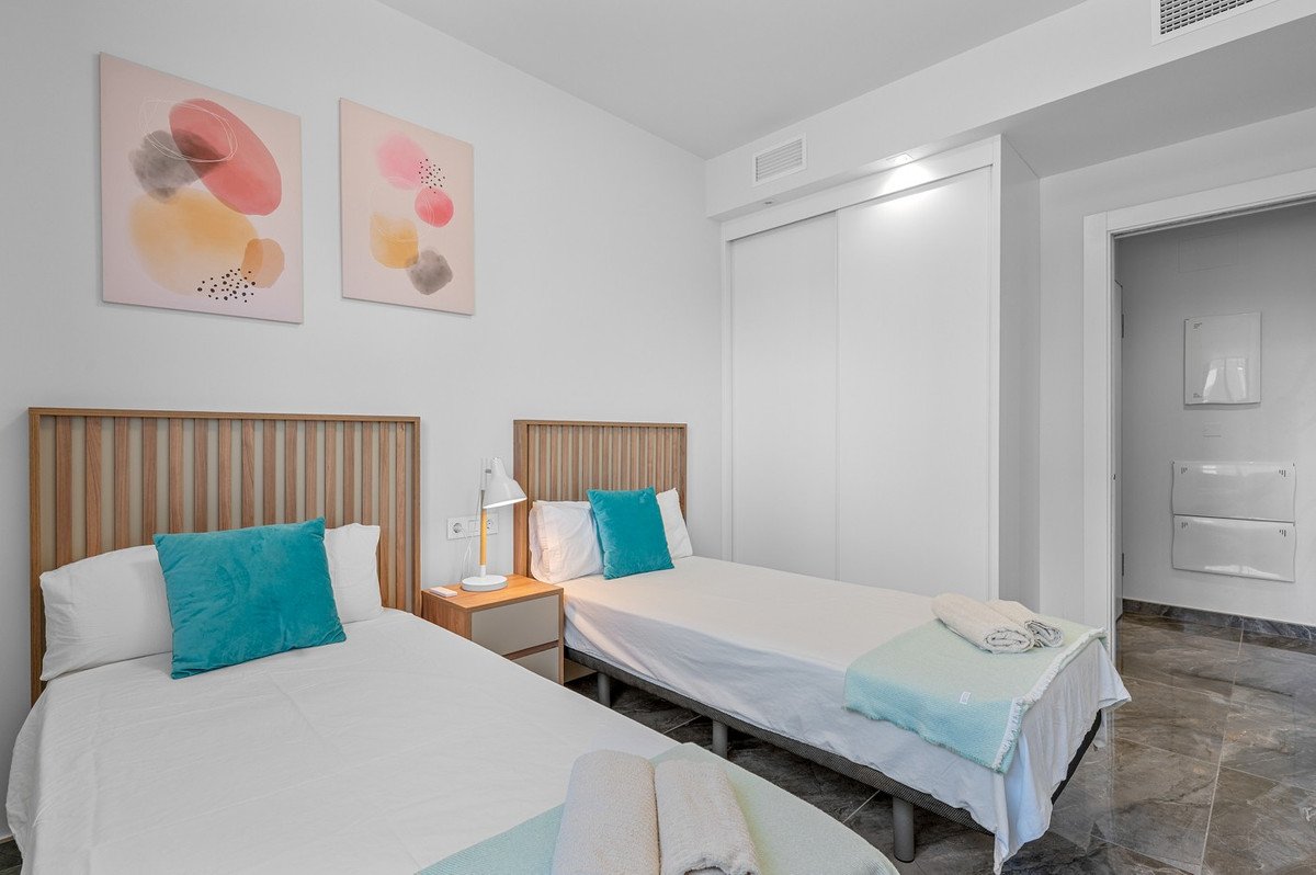 2 Bed Middle Floor Apartment in Los Altos