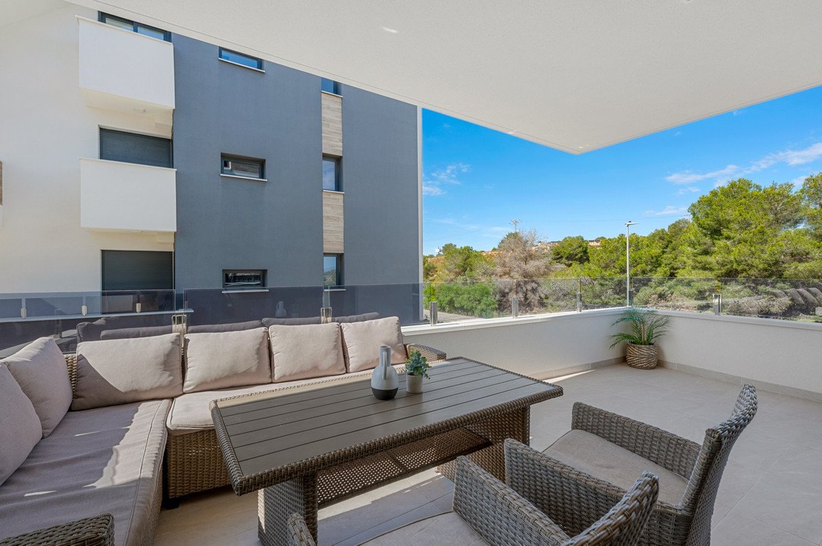2 Bed Middle Floor Apartment in Los Altos