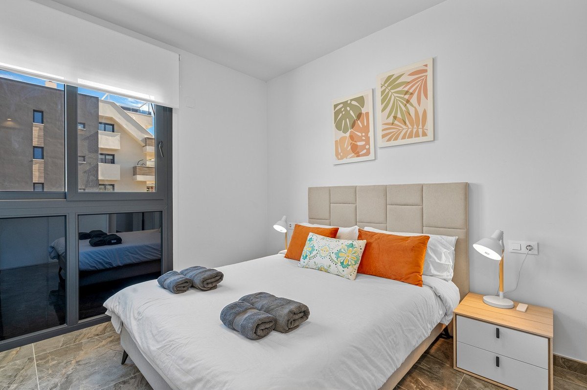 2 Bed Middle Floor Apartment in Los Altos