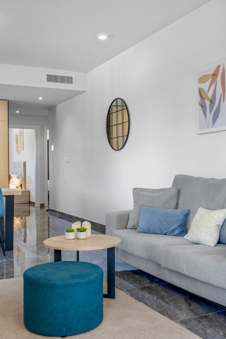 2 Bed Middle Floor Apartment in Los Altos