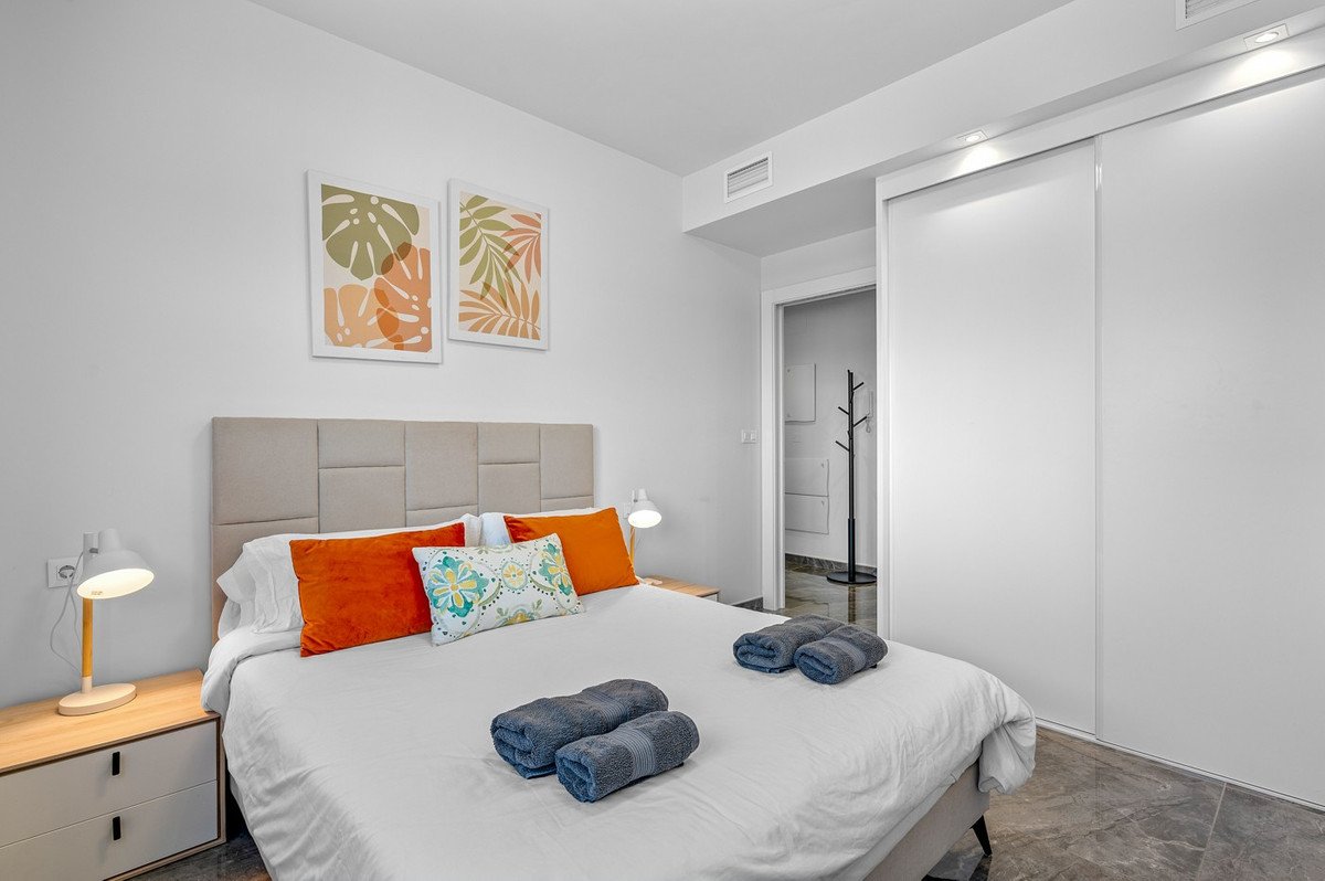 2 Bed Middle Floor Apartment in Los Altos