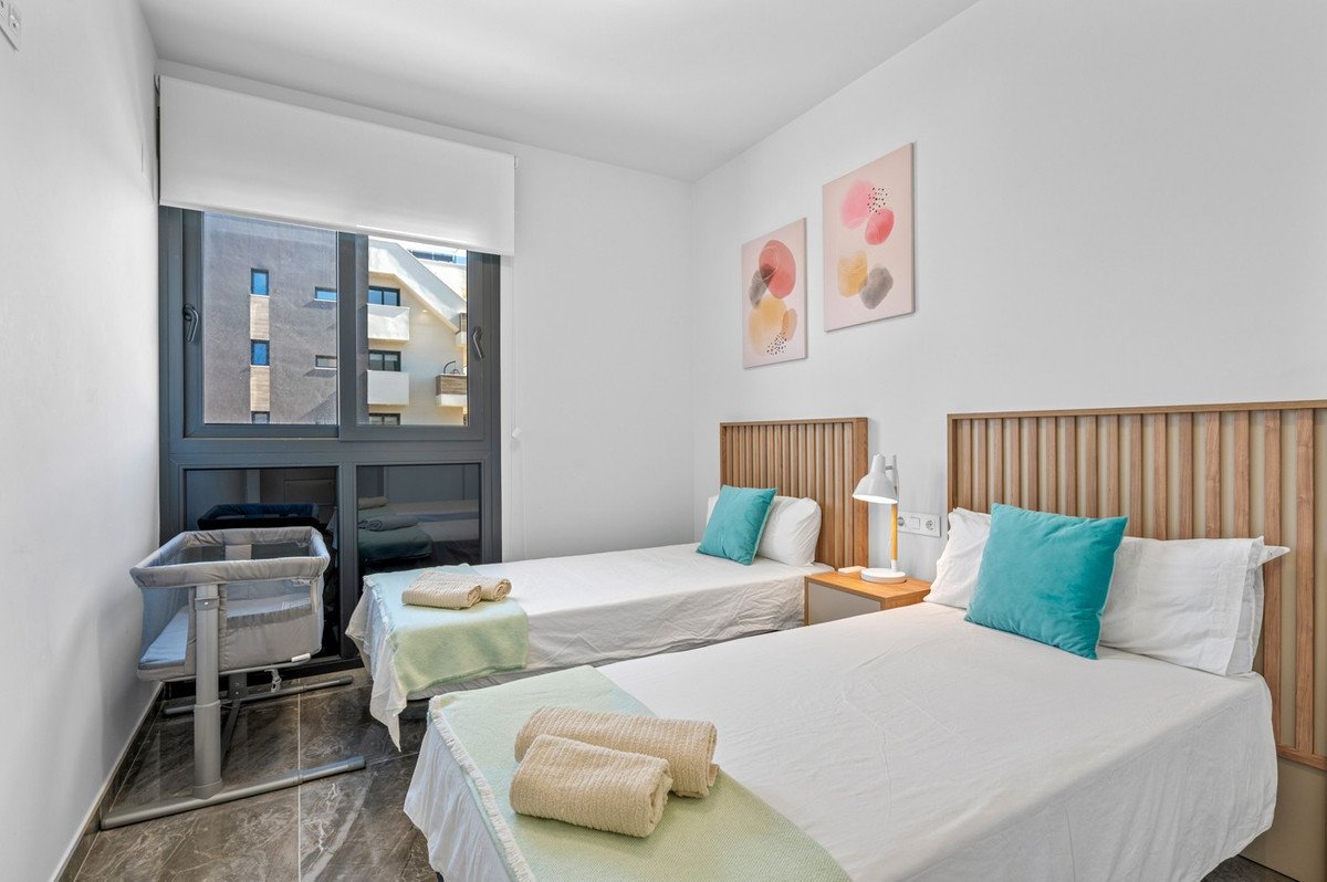2 Bed Middle Floor Apartment in Los Altos