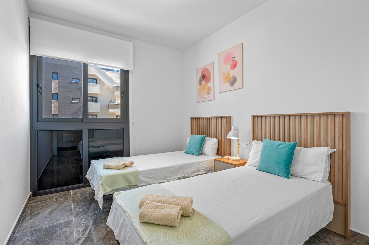 2 Bed Middle Floor Apartment in Los Altos