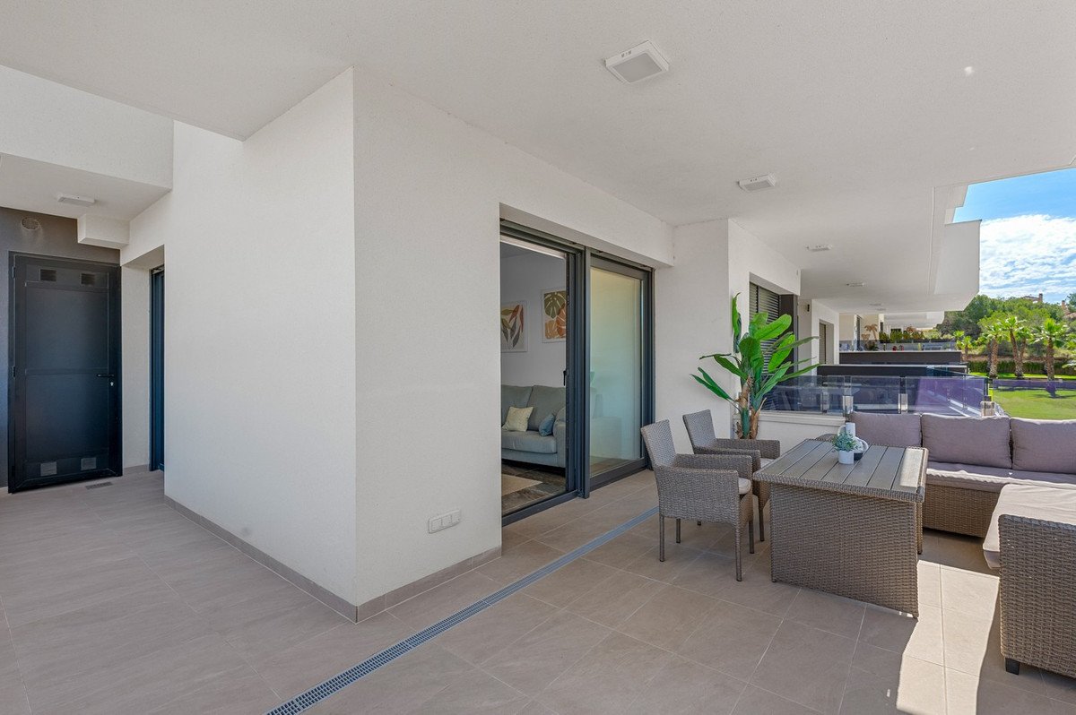 2 Bed Middle Floor Apartment in Los Altos