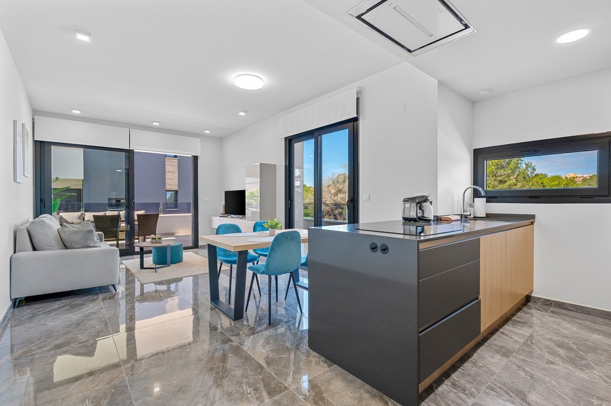 2 Bed Middle Floor Apartment in Los Altos