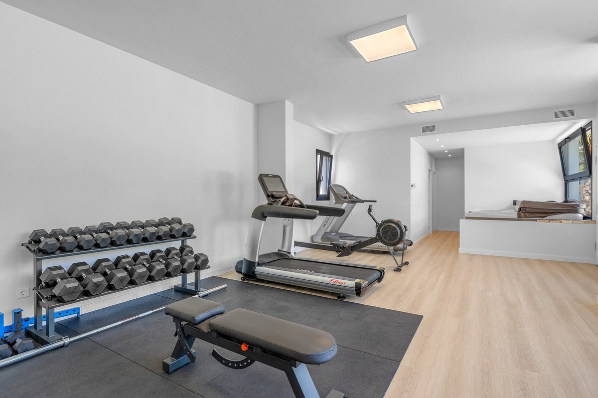2 Bed Middle Floor Apartment in Los Altos