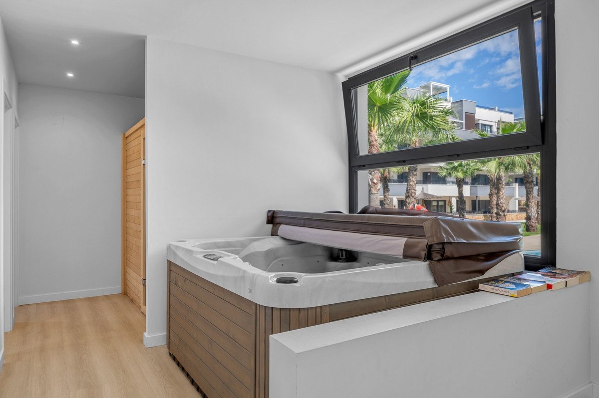 2 Bed Middle Floor Apartment in Los Altos
