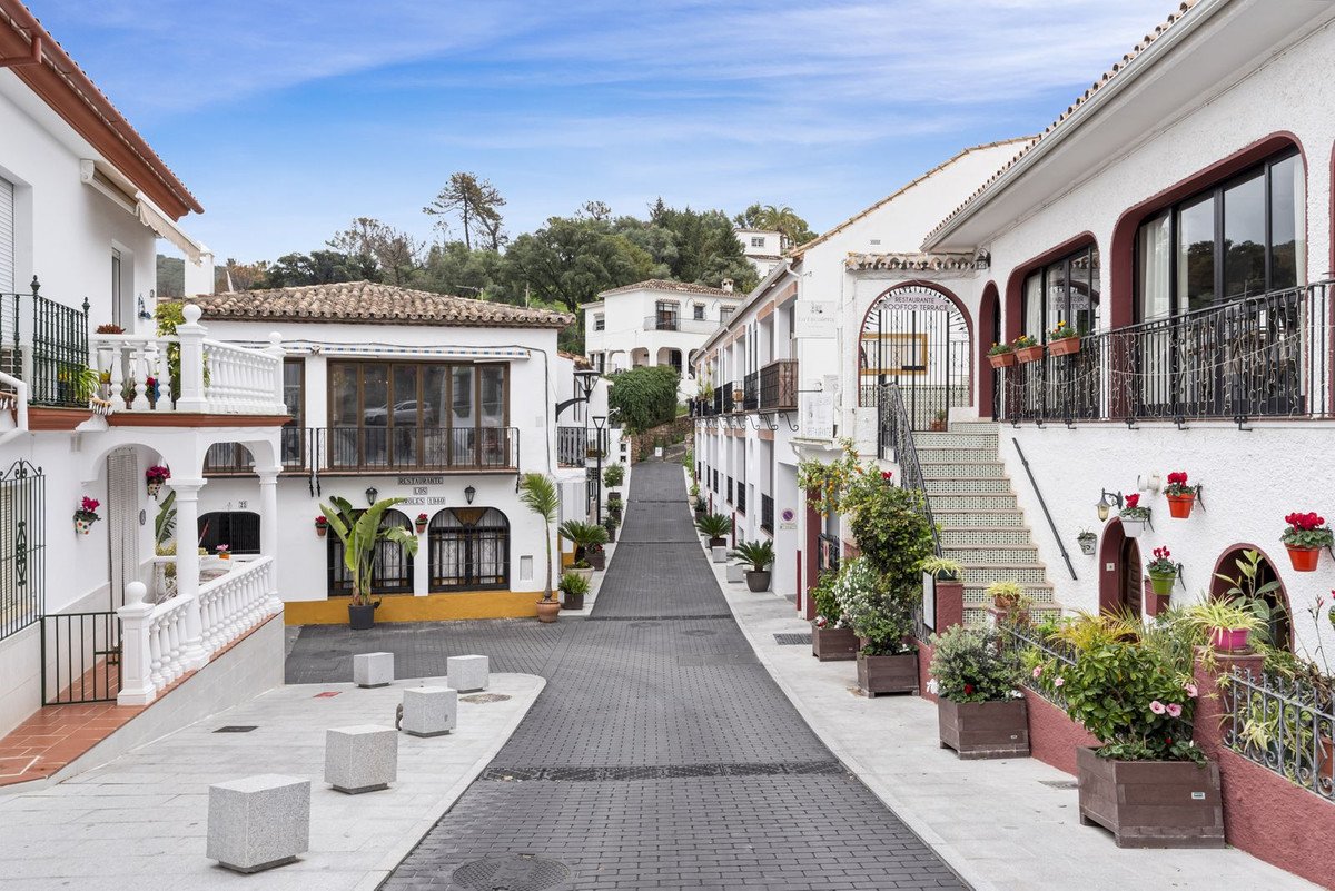 2 Bed Ground Floor Apartment in Benahavís