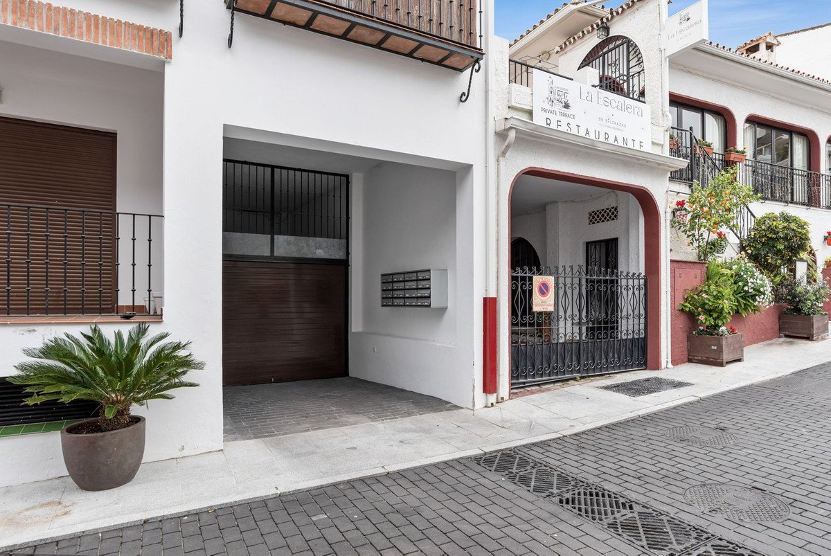 2 Bed Ground Floor Apartment in Benahavís