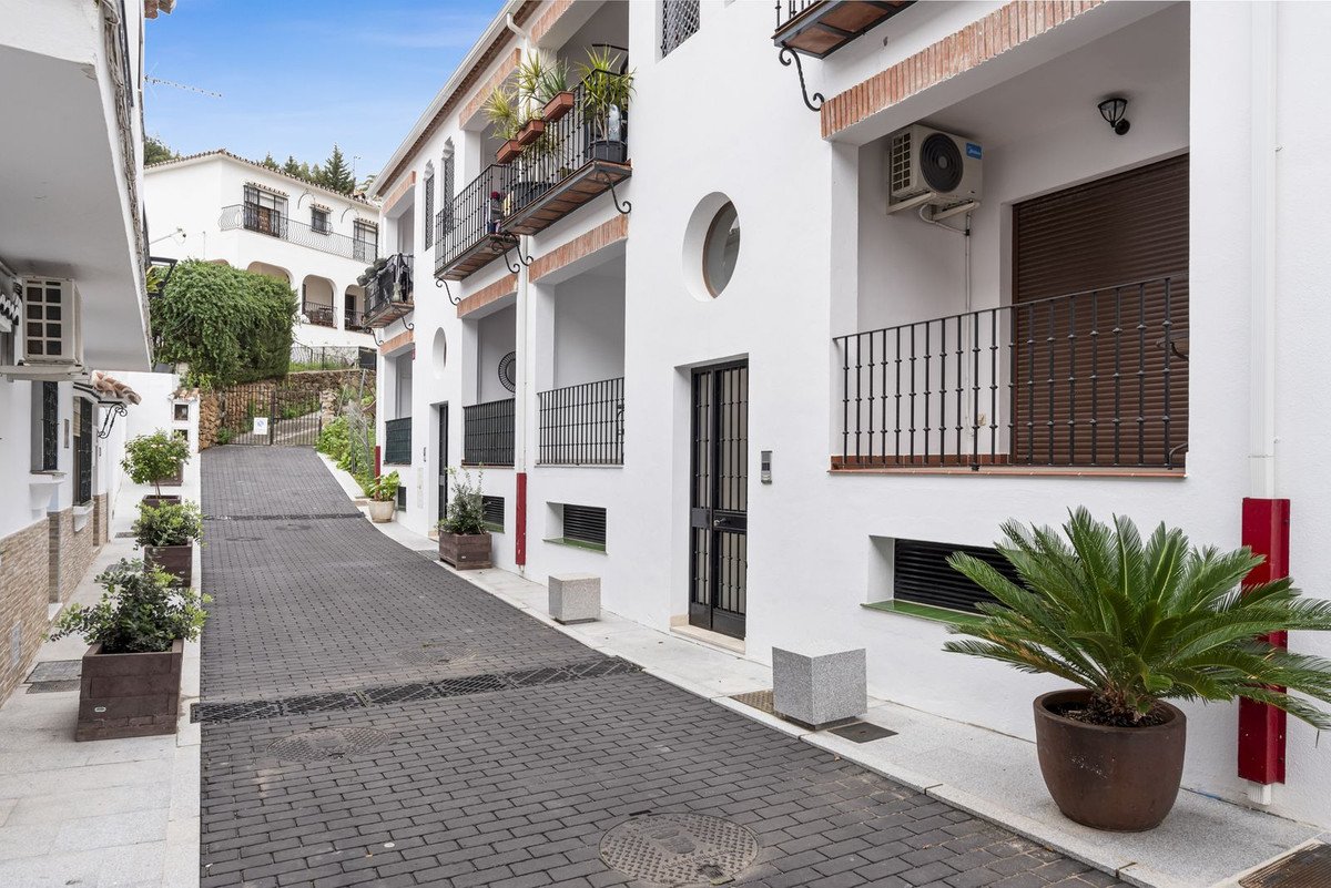 2 Bed Ground Floor Apartment in Benahavís