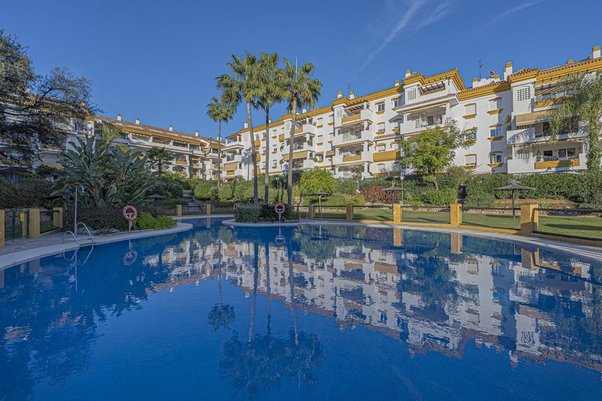 3 Bed Middle Floor Apartment in The Golden Mile
