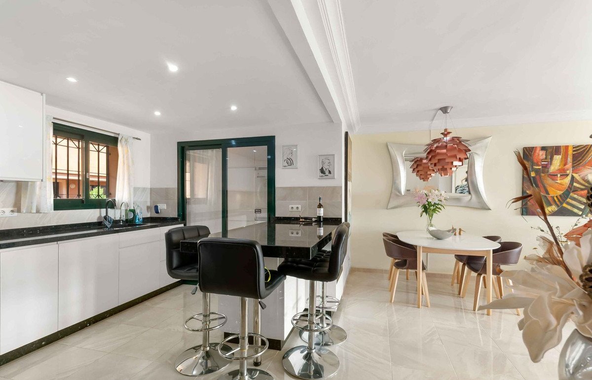 3 Bed Top Floor Apartment in Cabopino
