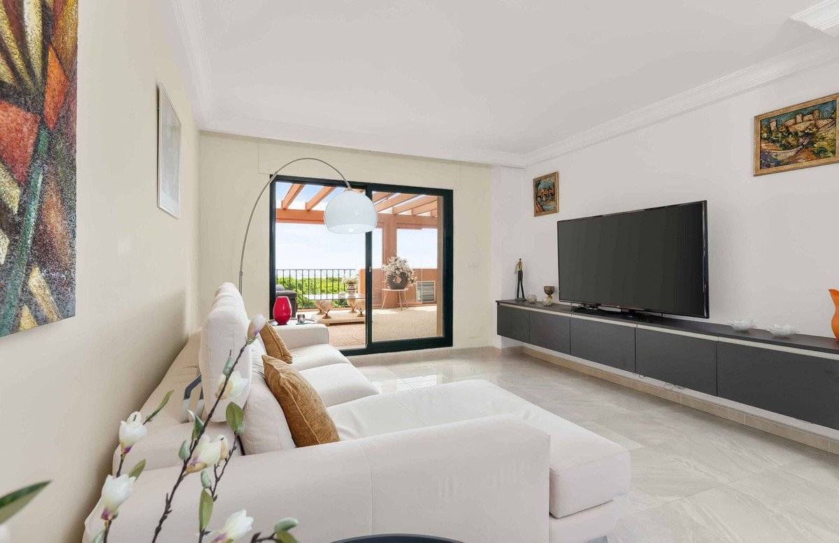 3 Bed Top Floor Apartment in Cabopino