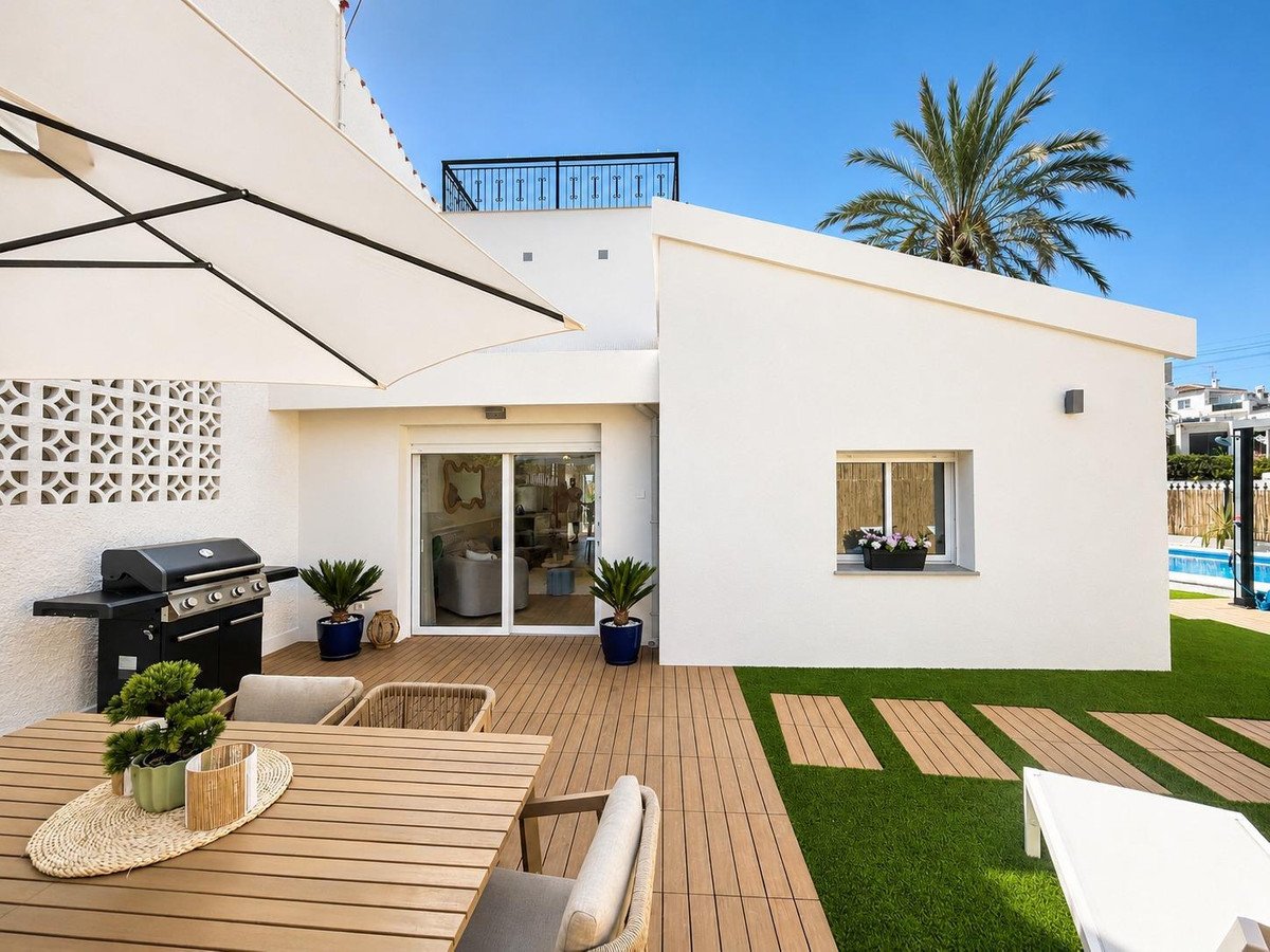 4 Bed Semi-Detached House in Punta Prima