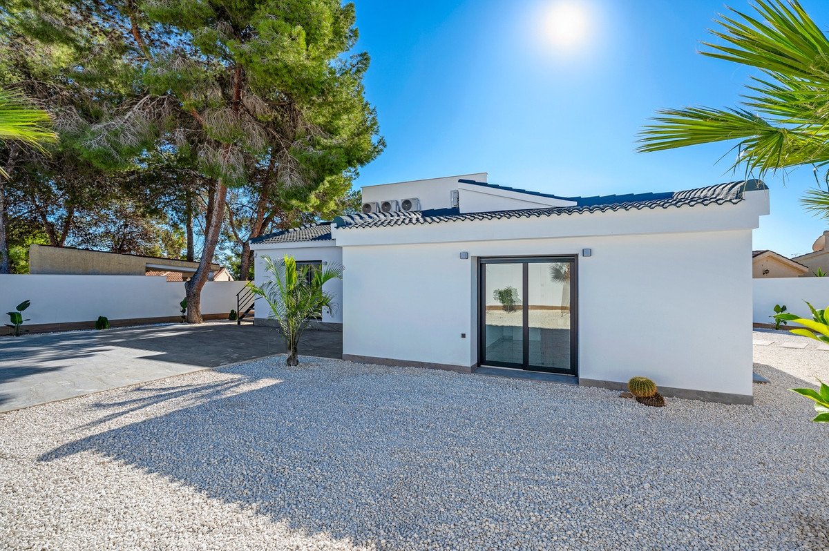 4 Bed Detached Villa in Rojales
