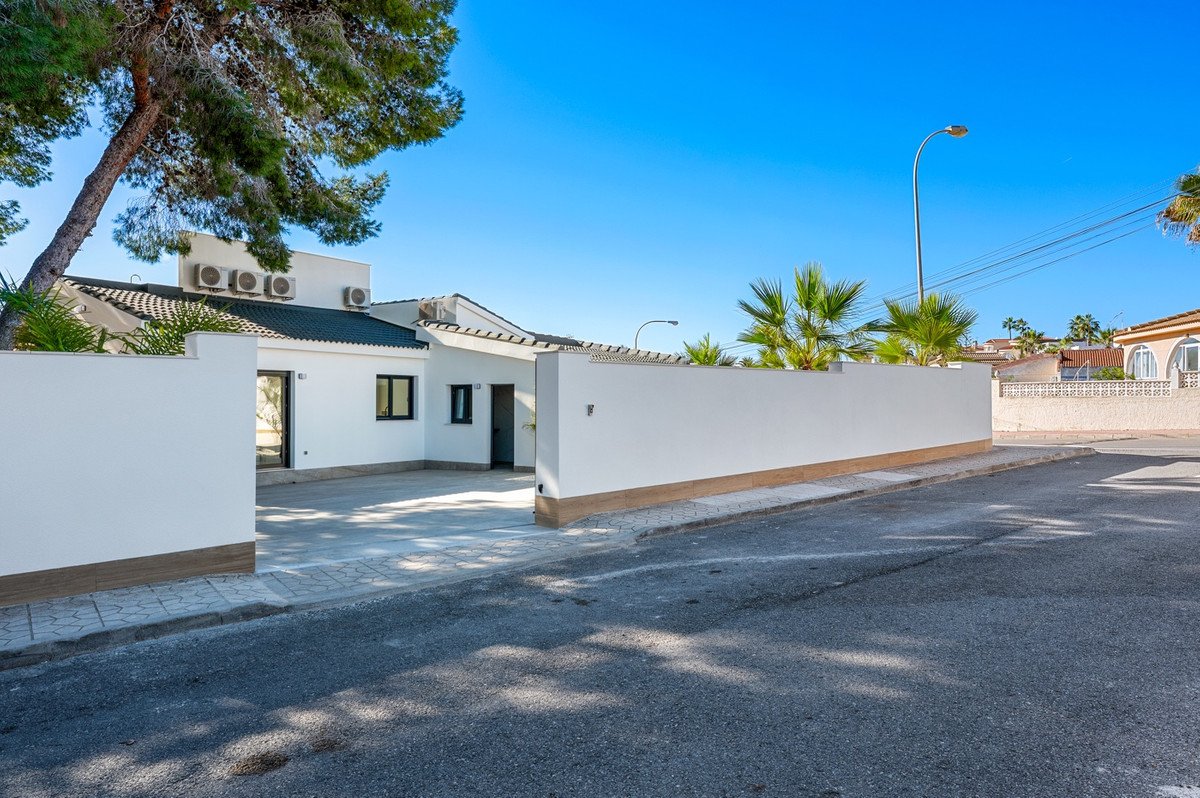 4 Bed Detached Villa in Rojales