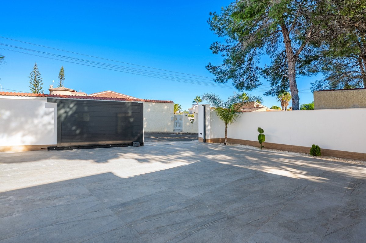 4 Bed Detached Villa in Rojales