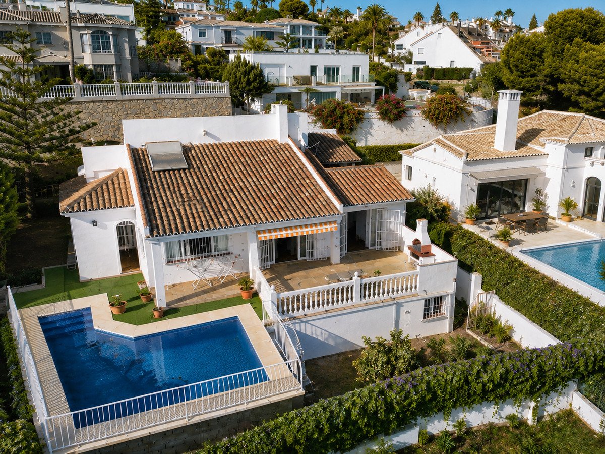 4 Bed Detached Villa in Estepona