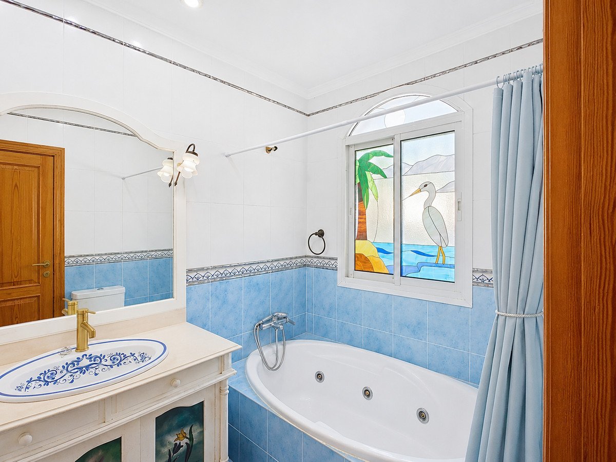 4 Bed Detached Villa in Estepona